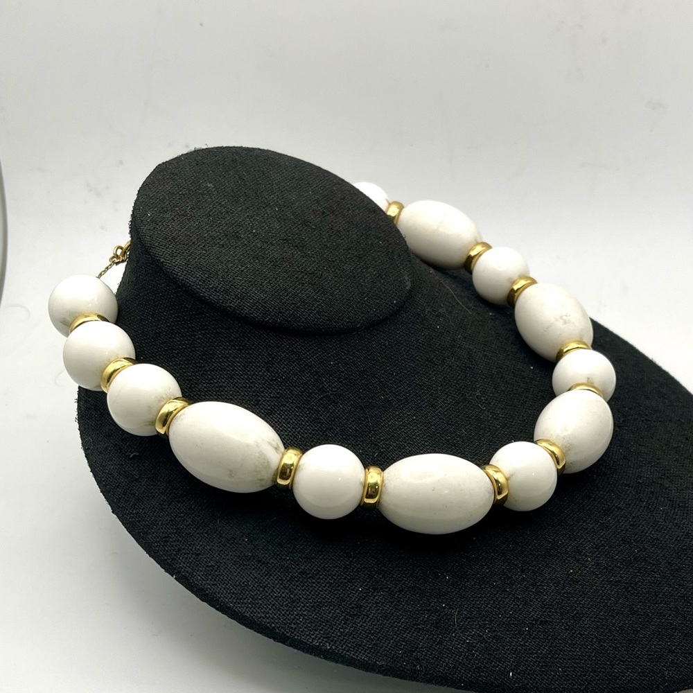 Chic Chunky Vintage Monet White and Gold Graduated Bead Necklace - Picture 4 of 14